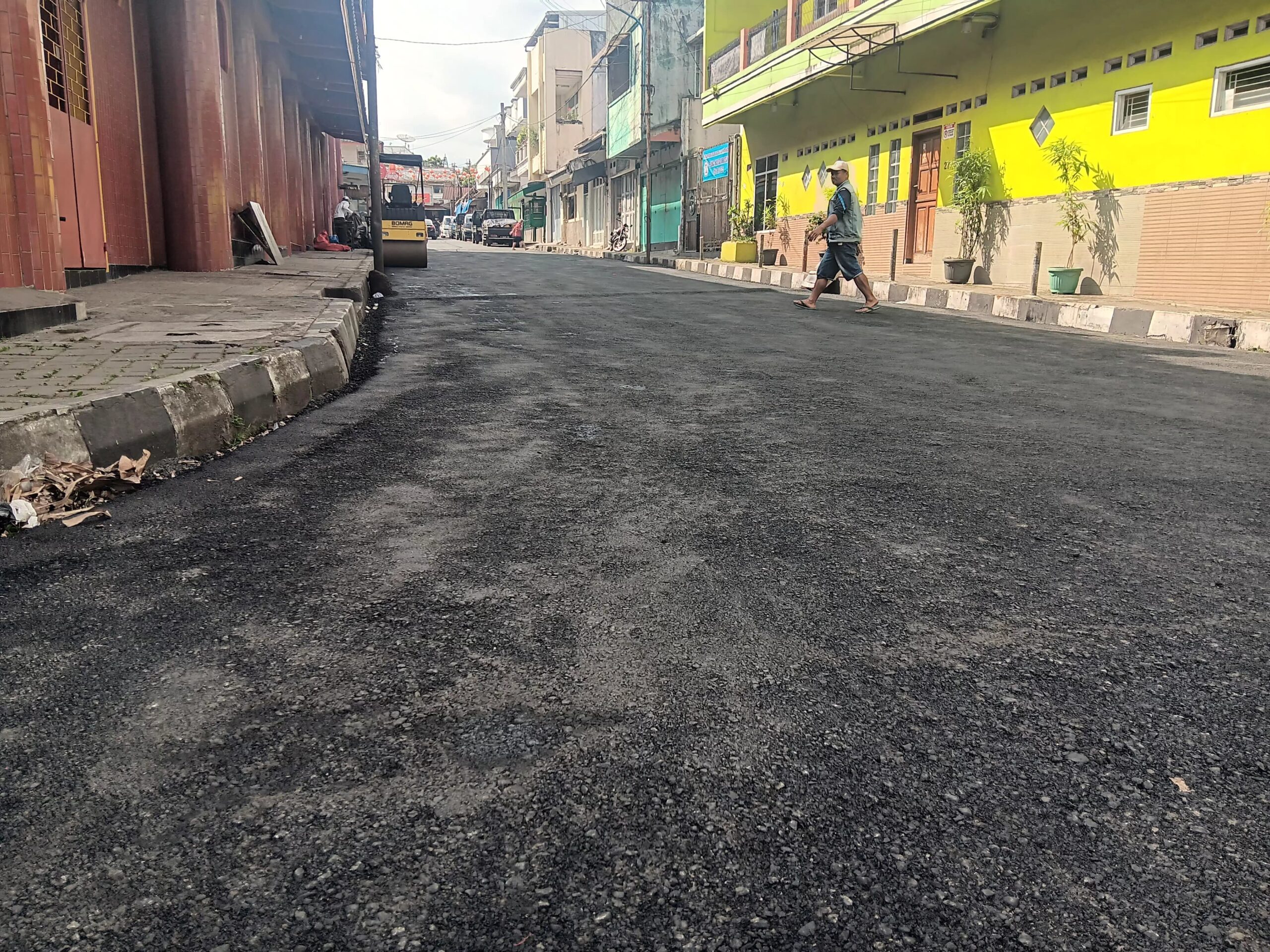 PEMELIHARAAN: Kondisi Jalan Kelenteng yang baru dilakukan pemeliharaan oleh kontraktor, Selasa (10/6).(Foto: BAMBANG/RADARSUKABUMI)