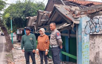 Saat manajemen Bus MGI, Warga yang atapnya rusak dan kepolisian satlantas meninjau kerusakan untuk pergantian.