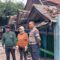 Saat manajemen Bus MGI, Warga yang atapnya rusak dan kepolisian satlantas meninjau kerusakan untuk pergantian.
