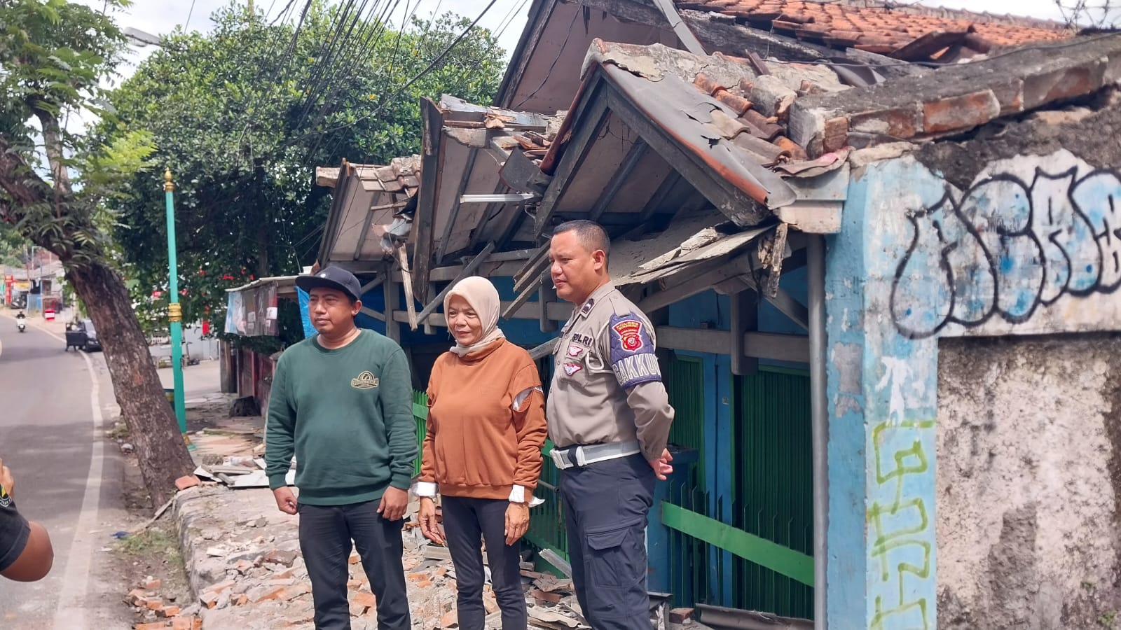Saat manajemen Bus MGI, Warga yang atapnya rusak dan kepolisian satlantas meninjau kerusakan untuk pergantian.