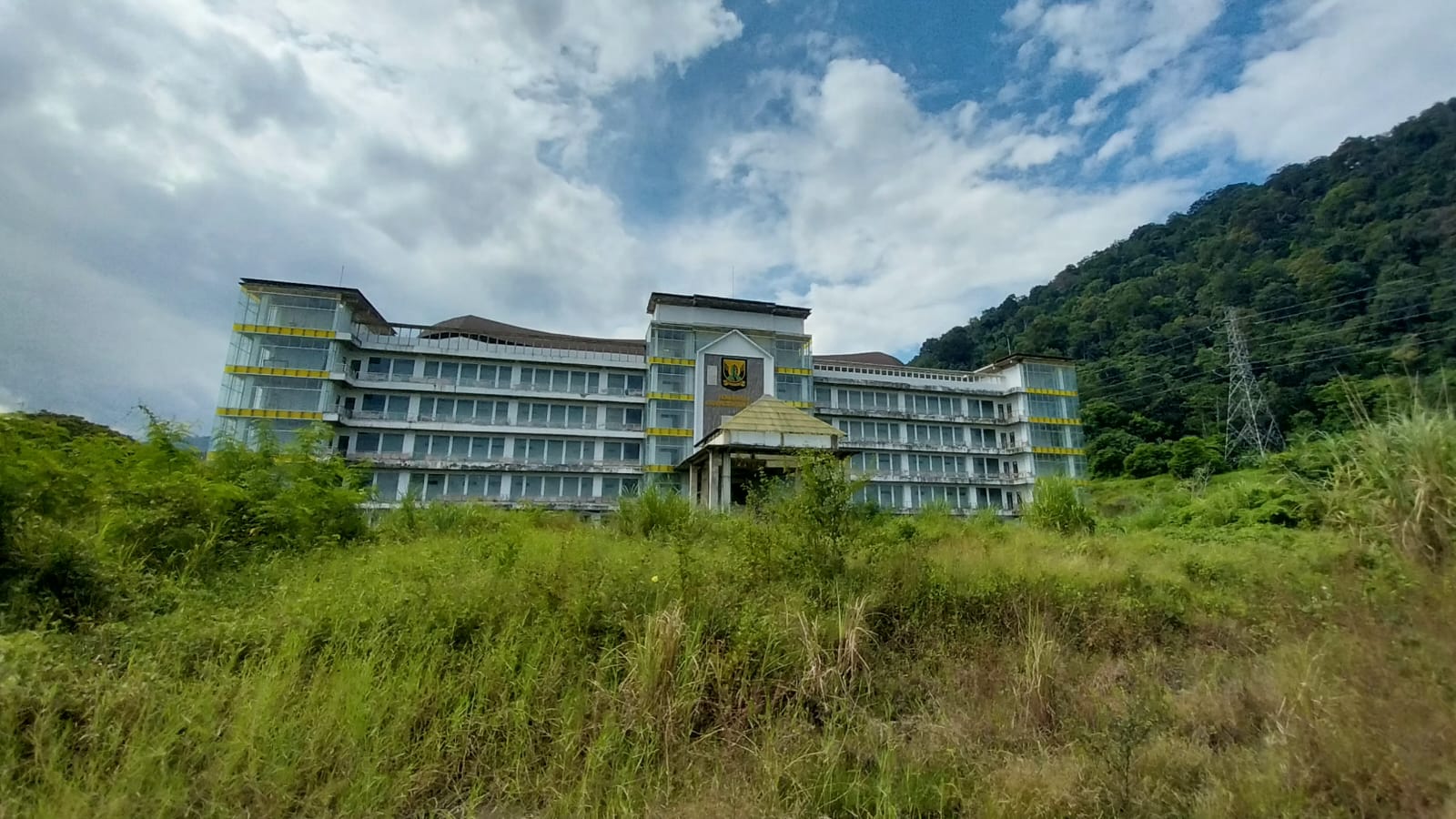 Gedung pusat perkantoran pemerintah daerah jalan Ahmad Yani Palabuhantu, kabupaten Sukabumi.(FOTO ; NANDI/ RADARSUKABUMI)