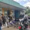 DIPROTES : Suasana warga saat mendatangi kantor PT Trans Jabar Tol (TJT) di Desa Karangtengah, Kecamatan Cibadak, Kabupaten Sukabumi, pada Selasa (10/06) siang.