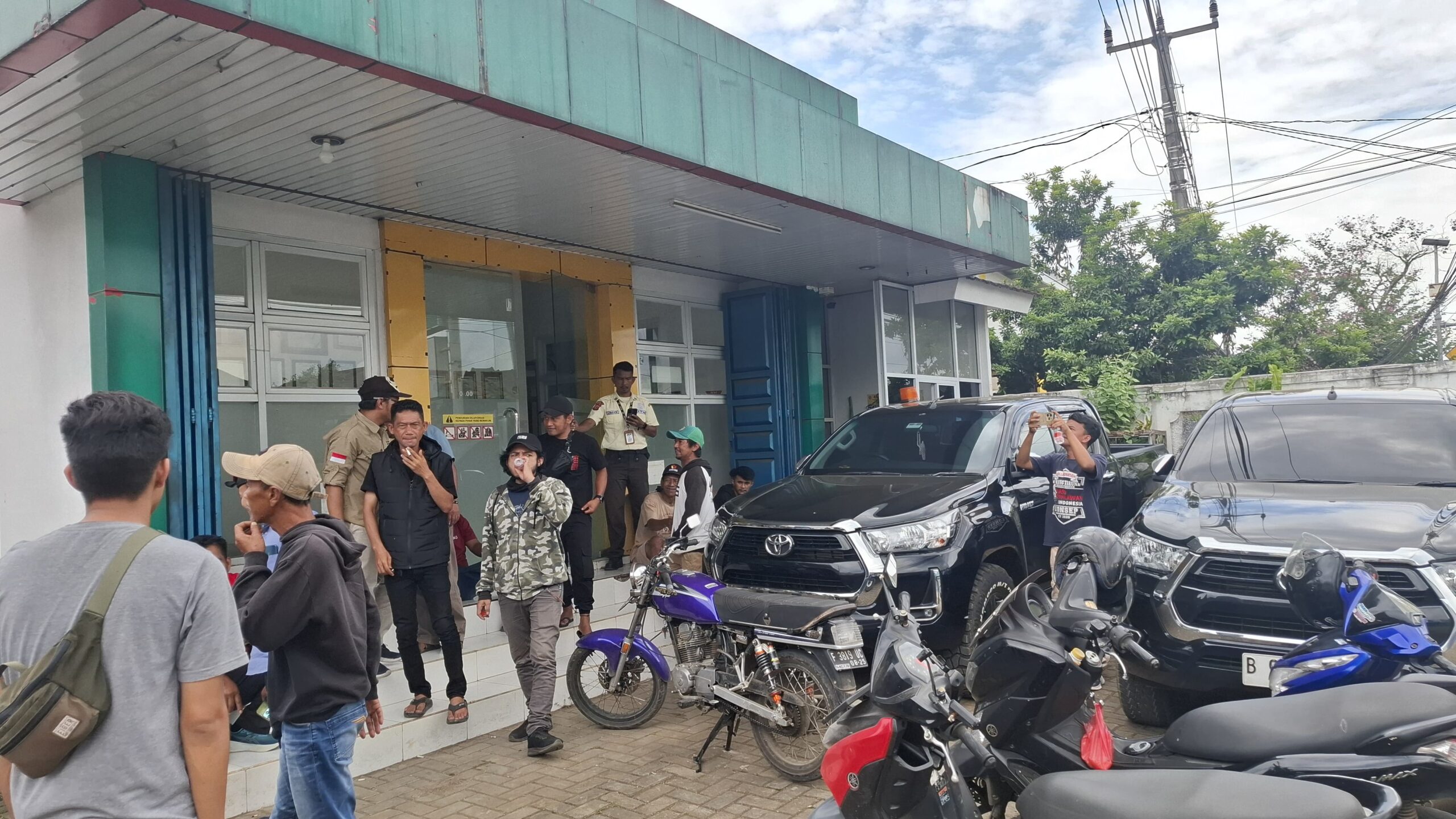 DIPROTES : Suasana warga saat mendatangi kantor PT Trans Jabar Tol (TJT) di Desa Karangtengah, Kecamatan Cibadak, Kabupaten Sukabumi, pada Selasa (10/06) siang.