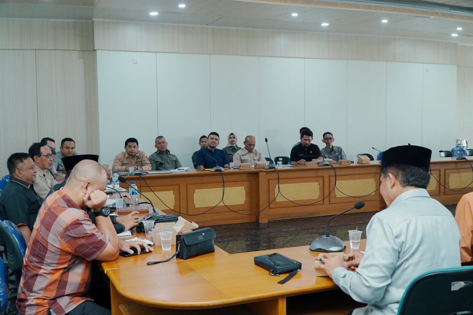 SAMBUTAN : Petugas DPPKB Kabupaten Sukabumi, saat memberikan sambutan pada Rakor Pelayanan KB Tingkat Kabupaten di aula DPPKB Kabupaten Sukabumi pada Selasa (10/06).