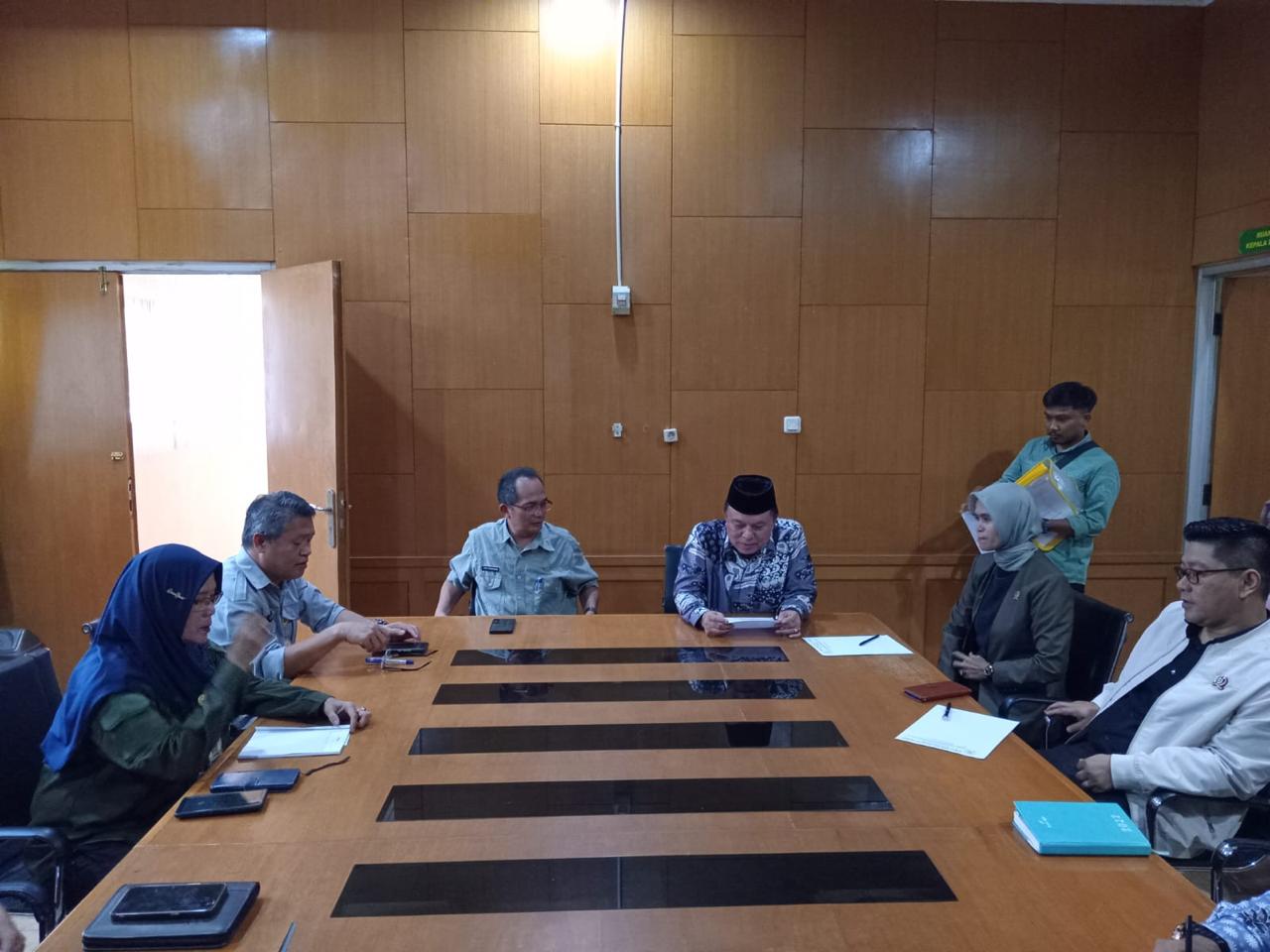 Kadisdik Kabupaten Sukabumi, Eka Nandang didampingi Sekdisdik Kabupaten Sukabumi, Khusyairin saat rakor pembahasan pendidikan.