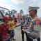 Petugas Dishub Kabupaten Sukabumi bersama Polres Sukabumi, saat kegiatan sosialisasi ODOL yang digelar di Exit Tol Bocimi Seksi 3 Sundawenang, Kecamatan Parungkuda, Kabupaten Sukabumi pada Rabu (11/06).