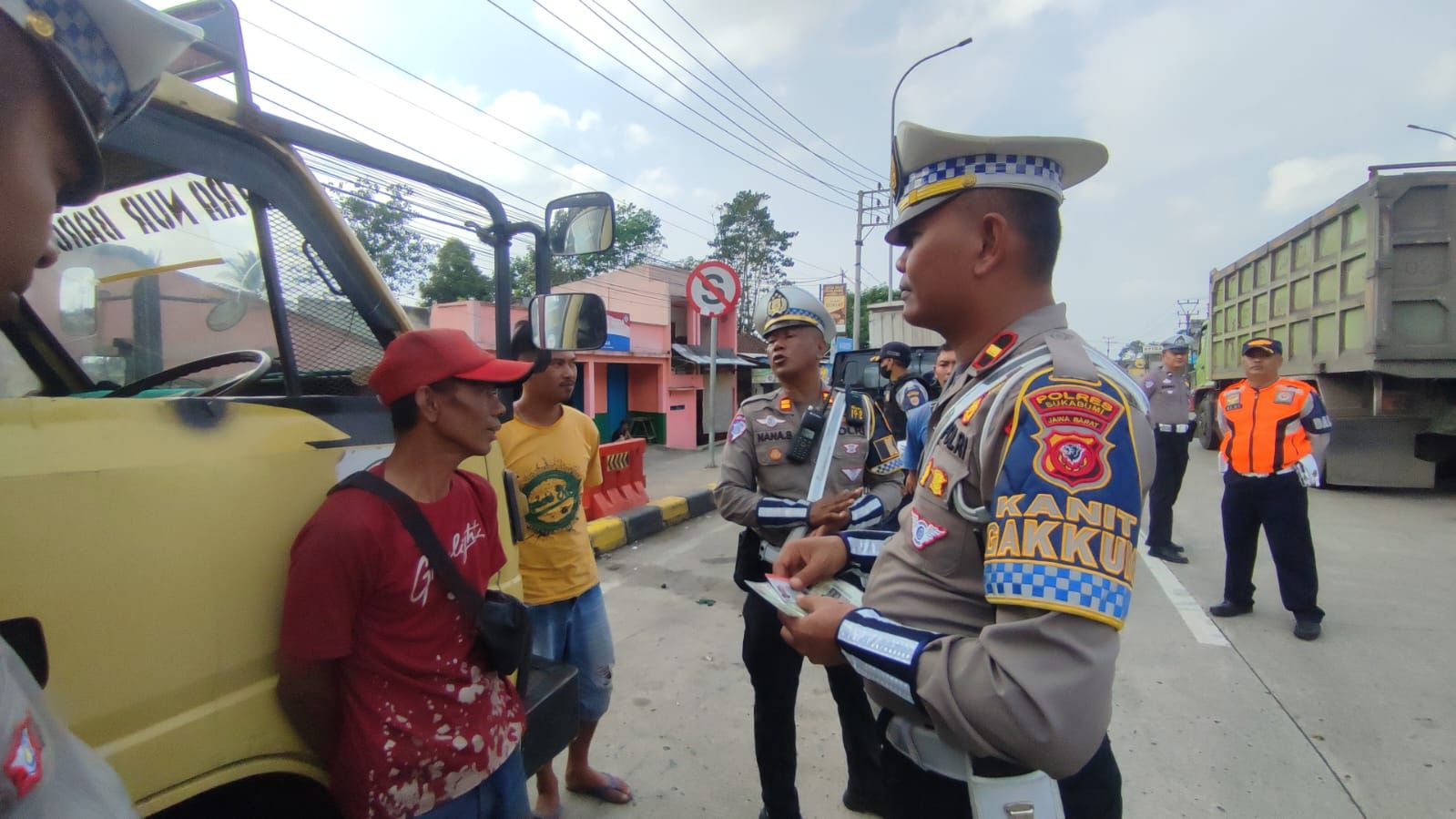 Petugas Dishub Kabupaten Sukabumi bersama Polres Sukabumi, saat kegiatan sosialisasi ODOL yang digelar di Exit Tol Bocimi Seksi 3 Sundawenang, Kecamatan Parungkuda, Kabupaten Sukabumi pada Rabu (11/06).