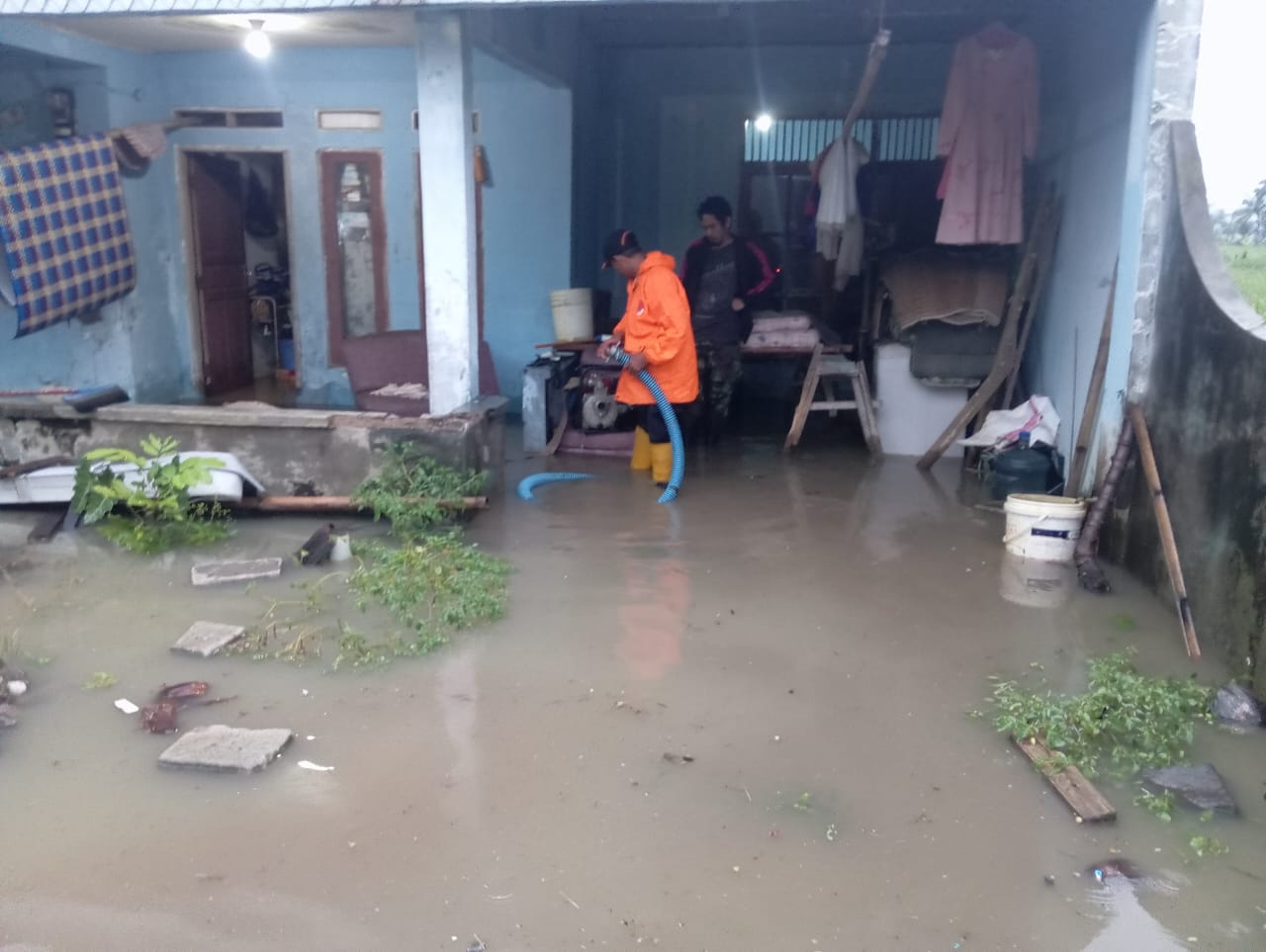 PENANGANAN: Sejumlah petugas BPBD Kota Sukabumi saat melakukan penanganan bencana alam di wilayah kerjanya, belum lama ini. 