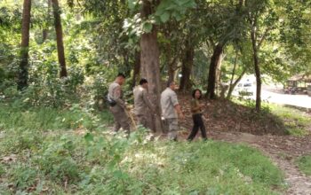 Personel Satpol PP Saat mengevakuasi pria diduga ODGJ. (FOTO : NANDI/ RADARSUKABUMI)
