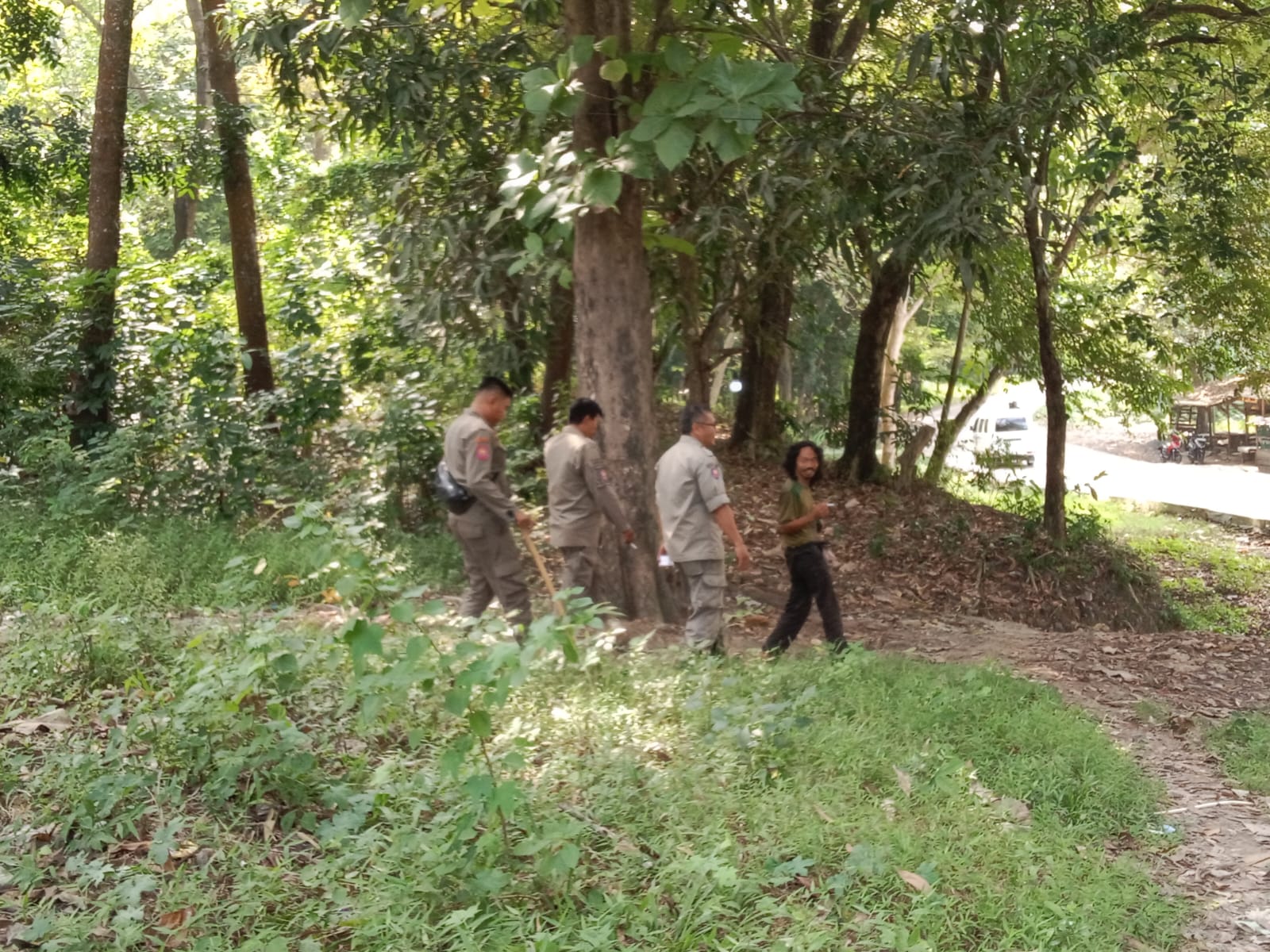 Personel Satpol PP Saat mengevakuasi pria diduga ODGJ. (FOTO : NANDI/ RADARSUKABUMI)