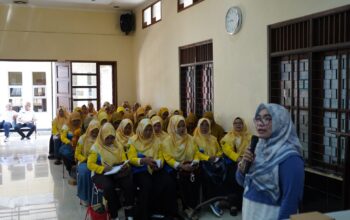 SAMBUTAN : Sekretaris DPPKB Kabupaten Sukabumi, Hj. Tia Fatimah saat memberikan sambutan pada pertemuan Kader IMP Bangga Kencana Wilayah IV di aula kantor Kecamatan Sukaraja.(FOTO : UNTUK RADAR SUKABUMI)