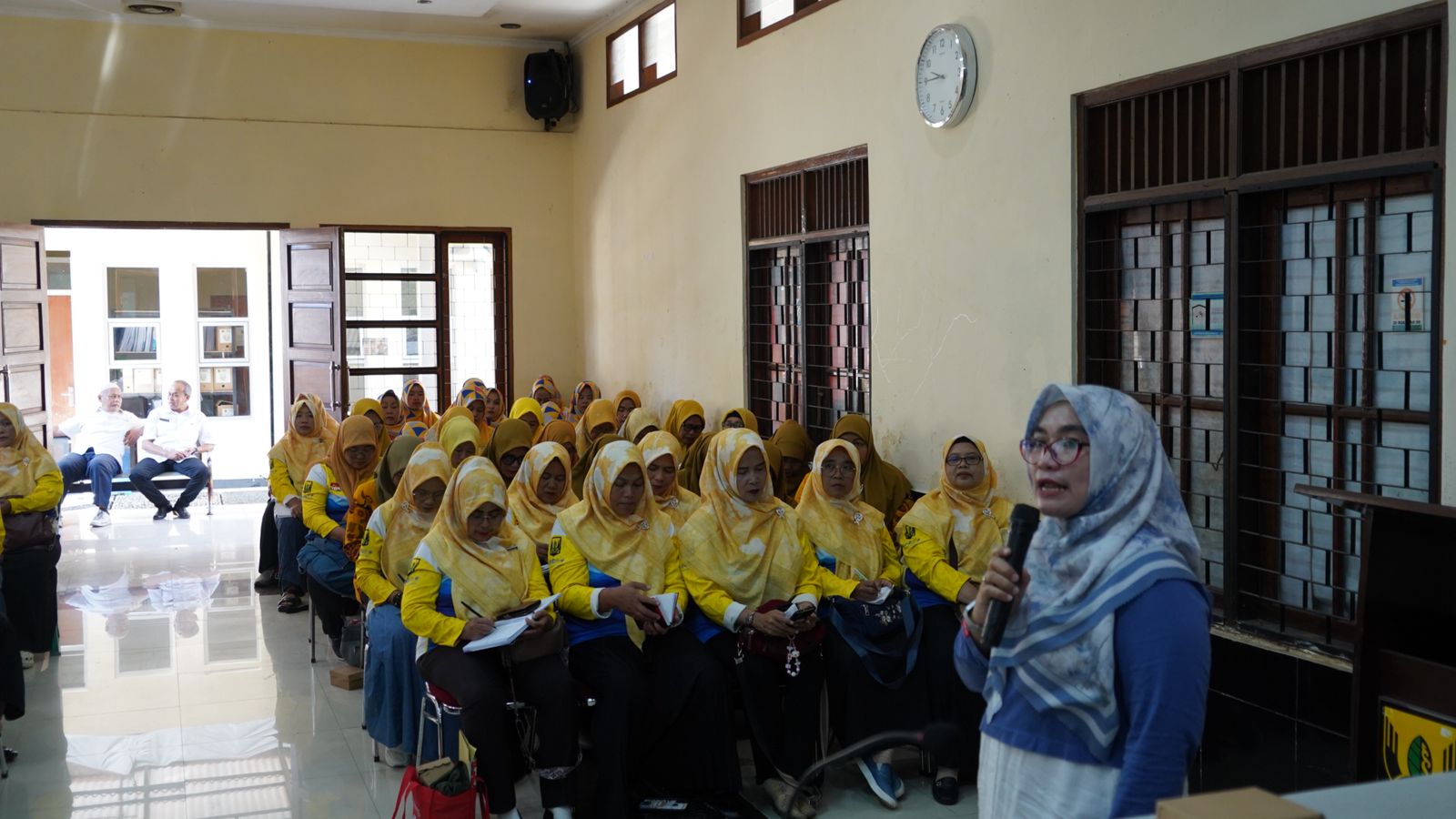 SAMBUTAN : Sekretaris DPPKB Kabupaten Sukabumi, Hj. Tia Fatimah saat memberikan sambutan pada pertemuan Kader IMP Bangga Kencana Wilayah IV di aula kantor Kecamatan Sukaraja.(FOTO : UNTUK RADAR SUKABUMI)