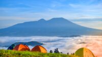 Puncak Peuyeum Sukabumi Jadi Surga Camping di Atas Awan 