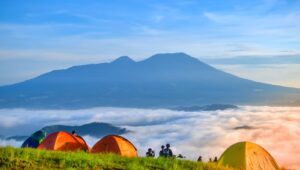 Puncak Peuyeum Sukabumi Jadi Surga Camping di Atas Awan 