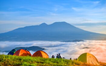 DIBURU WISATAWAN : Sejumlah wisatawan saat menikmati keindahan pemandangan lautan awan di Puncak Peuyeum, tepatnya di Kampung Suradita, Desa Ciengang, Kecamatan Gegerbitung, Kabupaten Sukabumi.(FOTO : DENDI/RADAR SUKABUMI)