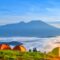 DIBURU WISATAWAN : Sejumlah wisatawan saat menikmati keindahan pemandangan lautan awan di  Puncak Peuyeum, tepatnya di Kampung Suradita, Desa Ciengang, Kecamatan Gegerbitung, Kabupaten Sukabumi.(FOTO : DENDI/RADAR SUKABUMI)