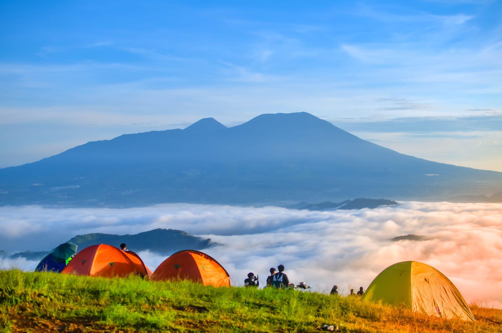 DIBURU WISATAWAN : Sejumlah wisatawan saat menikmati keindahan pemandangan lautan awan di  Puncak Peuyeum, tepatnya di Kampung Suradita, Desa Ciengang, Kecamatan Gegerbitung, Kabupaten Sukabumi.(FOTO : DENDI/RADAR SUKABUMI)
