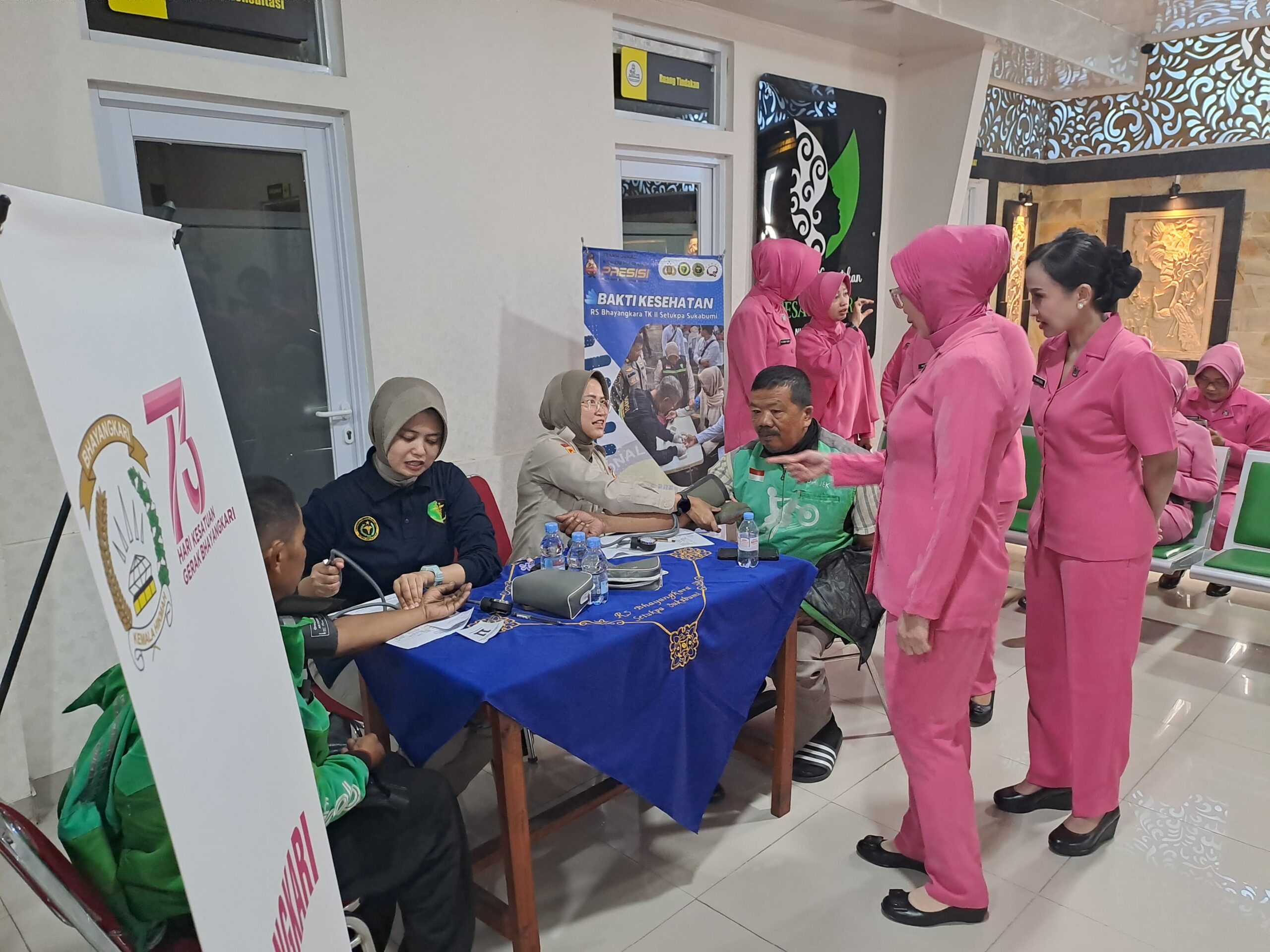 PEMERIKSAAN KESEHATAN: Karumkit RS Bhayangkara TK II Setukpa Lemdiklat Polri saat melakukan pemeriksaan kesehatan terhadap ojek online, Kamis (12/6). (Foto: BAMBANG/RADARSUKABUMI)