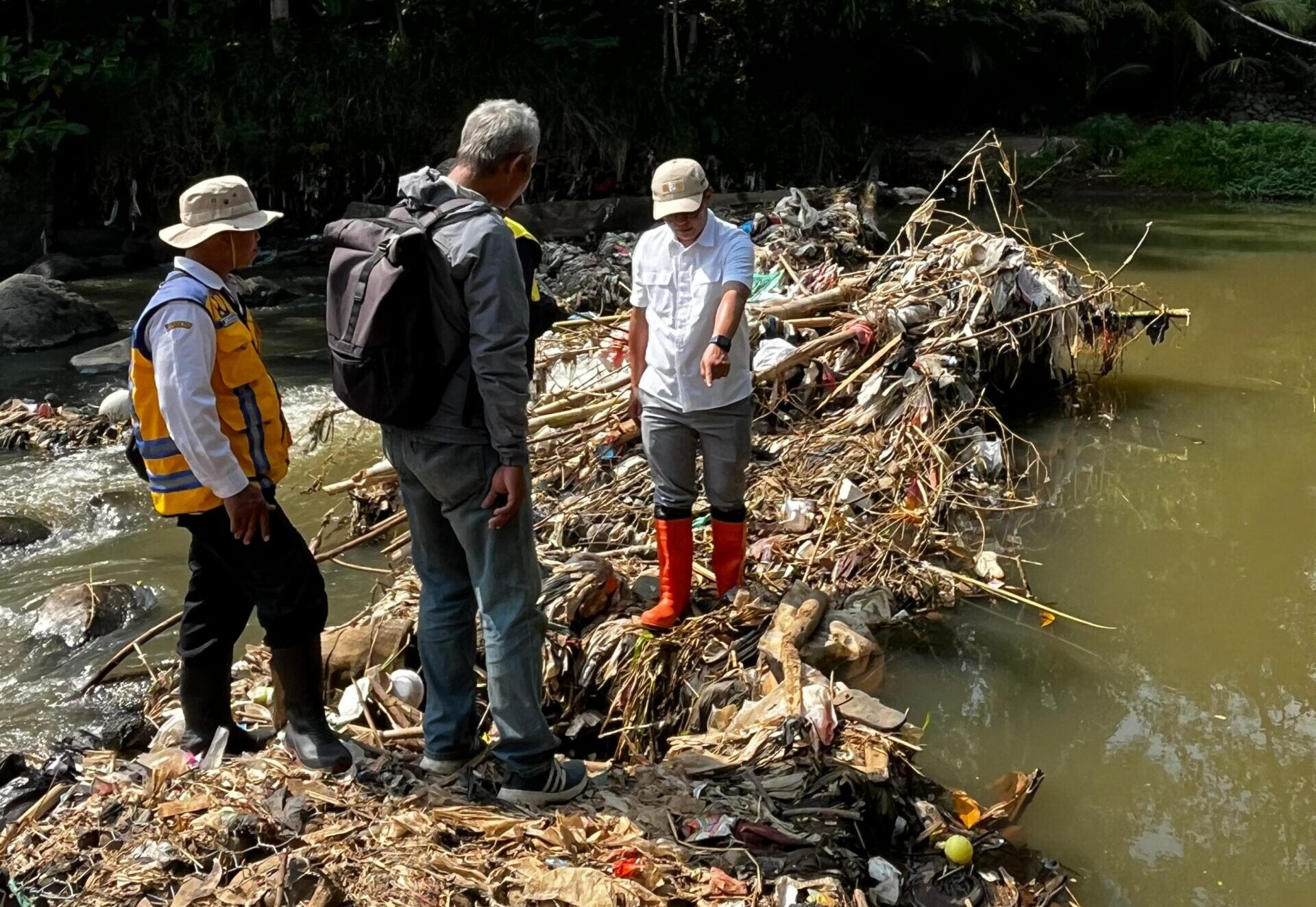 PENINJAUAN: Kepala Dinas Pekerjaan Umum dan Penataan Ruang (PUPR) Kota Sukabumi, Sony Hermanto saat melakukan peninjauan bendungan di Sungai Cipelang, Kelurahan/Kecamatan Lembursitu, Kamis (12/6). (Foto: BAMBANG/RADARSUKABUMI)