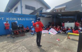 PROTES : Buruh saat melakukan aksi mogok kerja di depan PT Coin Baju Global. Aksi berlangsung di ruas Jalan Raya Cimelati, Kampung Lembur Kolot, Desa Tenjoayu, Kecamatan Cicurug, Kabupaten Sukabumi, pada Kamis (12/06).