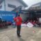 PROTES : Buruh saat melakukan aksi mogok kerja di depan PT Coin Baju Global. Aksi berlangsung di ruas Jalan Raya Cimelati, Kampung Lembur Kolot, Desa Tenjoayu, Kecamatan Cicurug, Kabupaten Sukabumi, pada Kamis (12/06).
