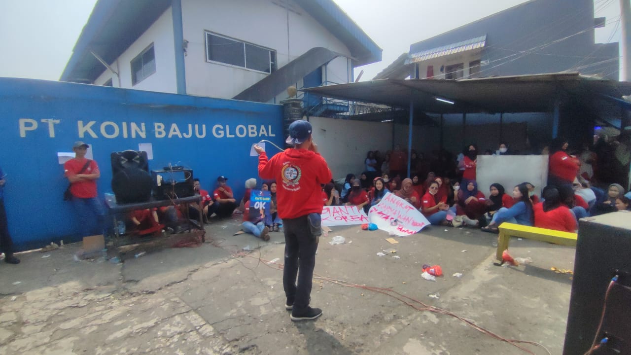 PROTES : Buruh saat melakukan aksi mogok kerja di depan PT Coin Baju Global. Aksi berlangsung di ruas Jalan Raya Cimelati, Kampung Lembur Kolot, Desa Tenjoayu, Kecamatan Cicurug, Kabupaten Sukabumi, pada Kamis (12/06).