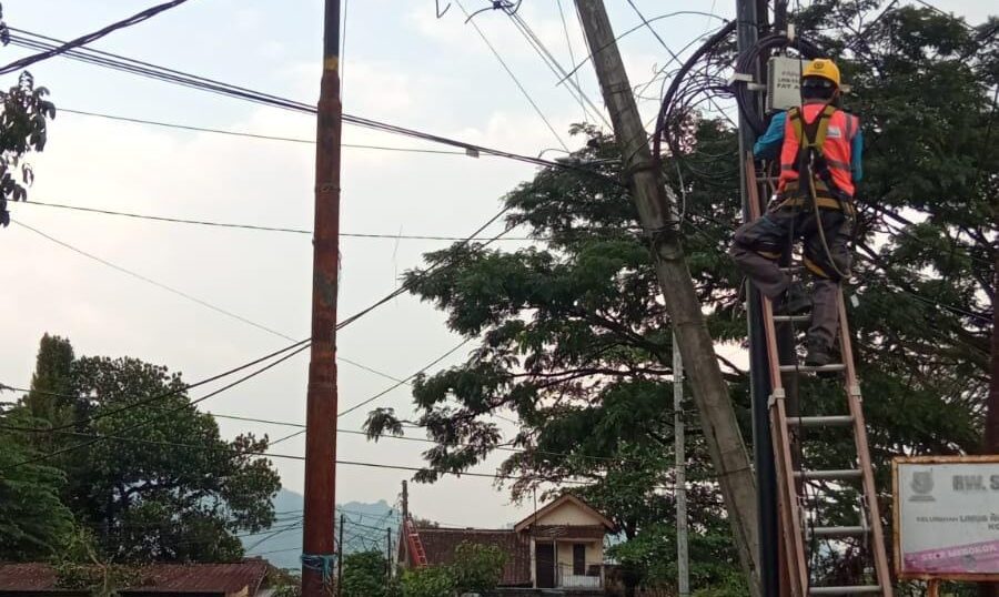 PERBAIKAN: Sejumlah personel Dishub Kota Sukabumi saat melakukan pemeliharaan PJU di wilayah kerjanya, Jumat (13/6).