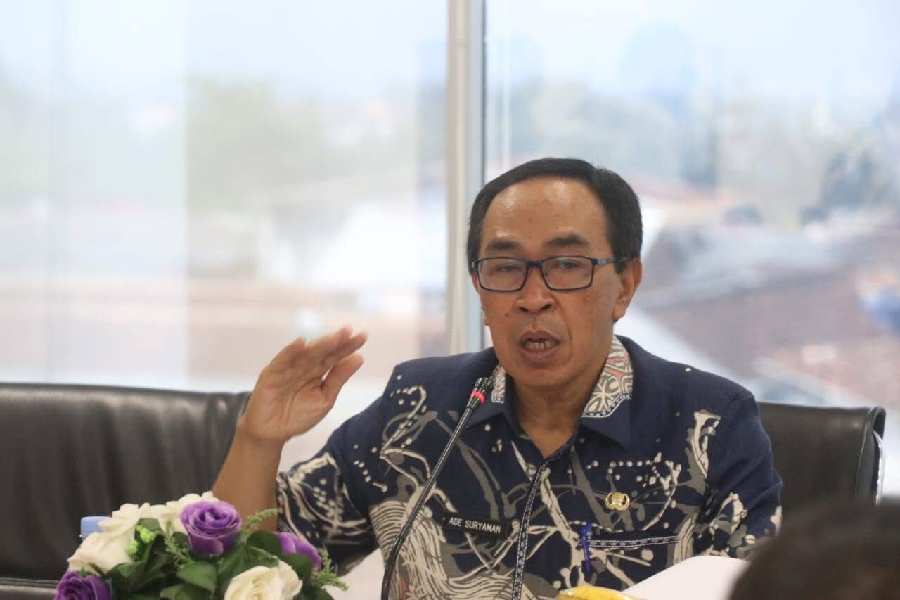 SAMBUTAN : Sekda Kabupaten Sukabumi, Ade Suryaman saat memberikan sambutan pada Forum Kemitraan Pengelola Kerjasama Fasilitas Kesehatan Kabupaten Sukabumi tahun 2025 di kantor BPJS Kesehatan Sukabumi pada Jumat (13/06).(FOTO : UNTUK RADAR SUKABUMI)