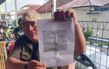 Kader PPP saat menunjukan bukti kuitansi jual beli perahu.