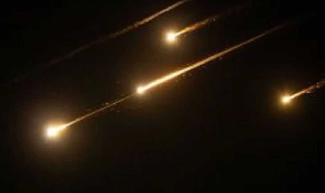 Rudal melintas di atas Yerusalem selama serangan yang diluncurkan Iran ke Israel pada 13 Juni 2025. (Xinhua/Chen Junqing).