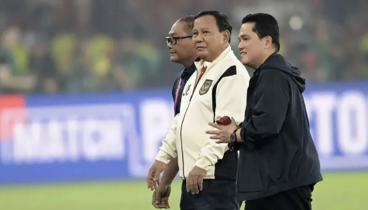 Presiden Prabowo Subianto (tengah) didampingi Ketua Umum PSSI Erick Thohir (kanan) dan Manager Timnas Indonesia Sumarji (kiri) menyapa para pemain usai pertandingan melawan Timnas China pada laga Kualifikasi Piala Dunia 2026 putaran ketiga Grup C di Stadion Utama Gelora Bung Karno, Jakarta, Kamis (5/6/2025). (Bayu Pratama)
