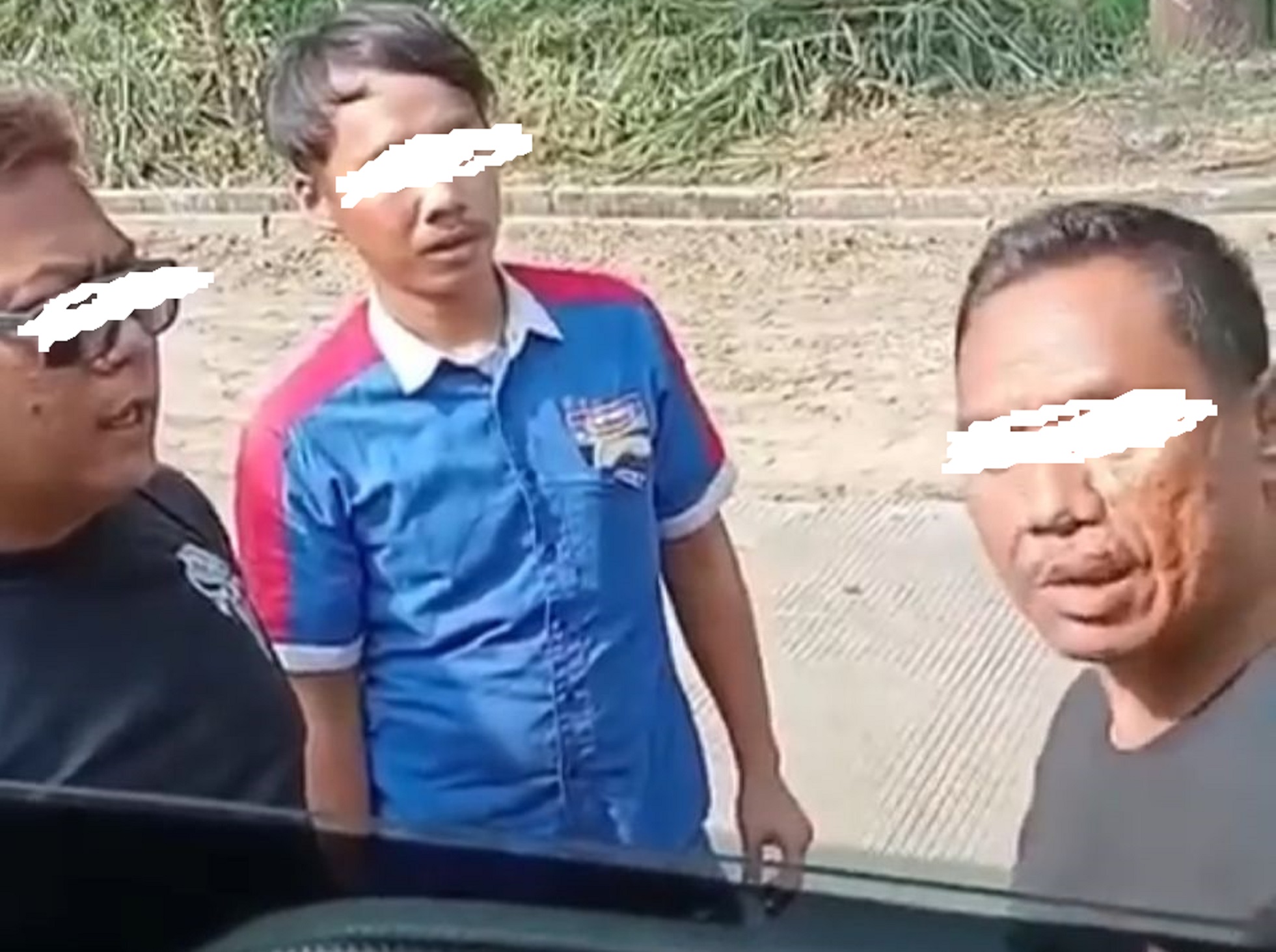 VIRAL : Seorang angggota Brimob terlibat adu mulut dengan IM seorang preman yang menjual paksa air mineral terhadap sopir box yang melintas di Jalan Raya Padabeunghar, Jampangtengah, Kabupaten Sukabumi.