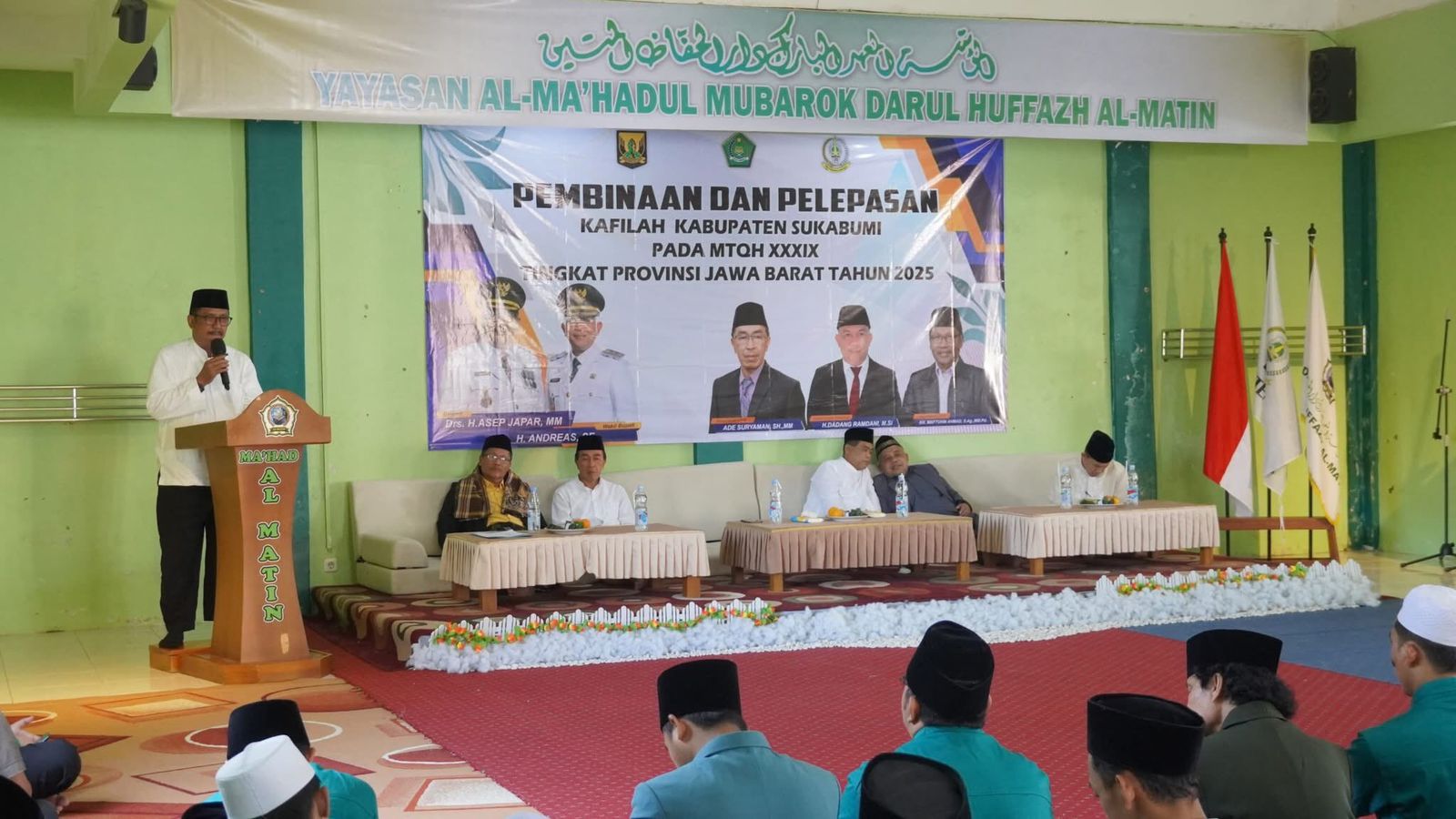 SAMBUTAN : Bupati Sukabumi, Asep Japar saat melepas Kafilah asal Kabupaten Sukabumi di Pondok Pesantren Darul Huffaz Al Matin Sukaraja, Kecamatan Sukaraja, Kabupaten Sukabumi pada Sabtu (14/06).