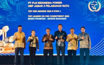 Senior Manager PLN Indonesia Power UBP Palabuhanratu, Bowo Pramono, saat menerima penghargaan. (Foto: Nandi/Radar Sukabumi)