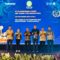 Senior Manager PLN Indonesia Power UBP Palabuhanratu, Bowo Pramono, saat menerima penghargaan. (Foto: Nandi/Radar Sukabumi)