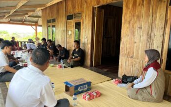 Kepala Dinas Perikanan Kabupaten Sukabumi, Nunung Nurhayati, saat sosialisasi pendampingan administrasi dan legalitas usaha kepada para pelaku usaha tambak garam di Kecamatan Tegalbuleud.(Foto: Nandi/Radar Sukabumi )