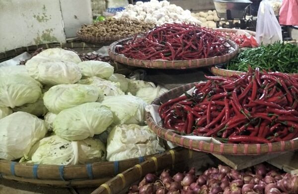 BERJUALAN: Sejumlah pedagang di Kota Sukabumi, saat berjualan, belum lama ini.