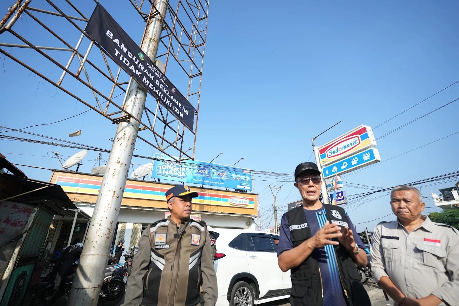 PENERTIBAN: Wali Kota Sukabumi, Ayep Zaki, saat menertibkan reklame ilegal di wilayah kerjanya, belum lama ini.