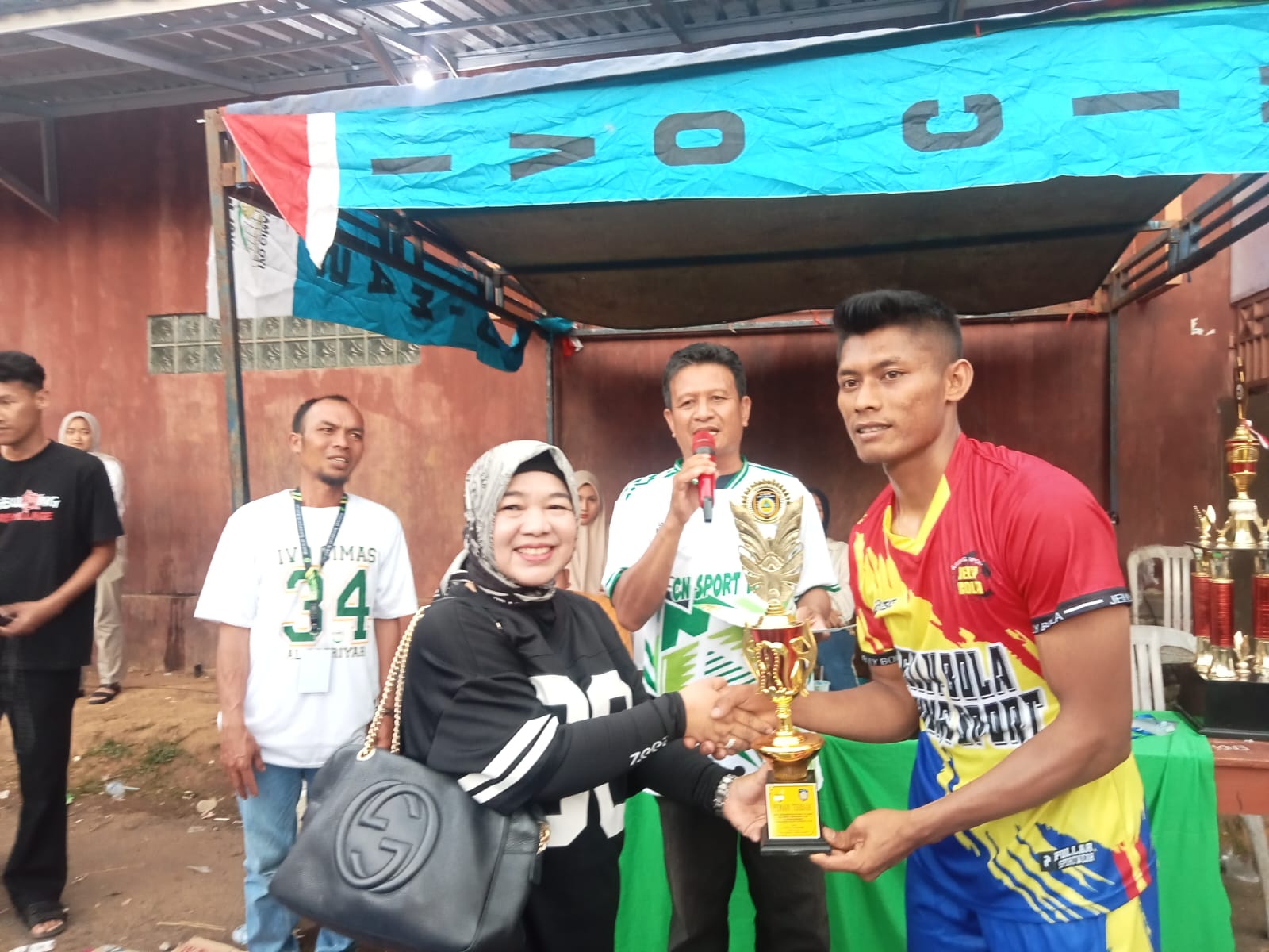 anggota DPRD Provinsi Jawa Barat, Lina Ruslinawati, menghadiri kegiatan Open Turnamen Voli yang digelar di Lapangan Voli Ivo Cimas Cijengkol Masjid, Kecamatan Caringin, pada 15 Juni 2025.