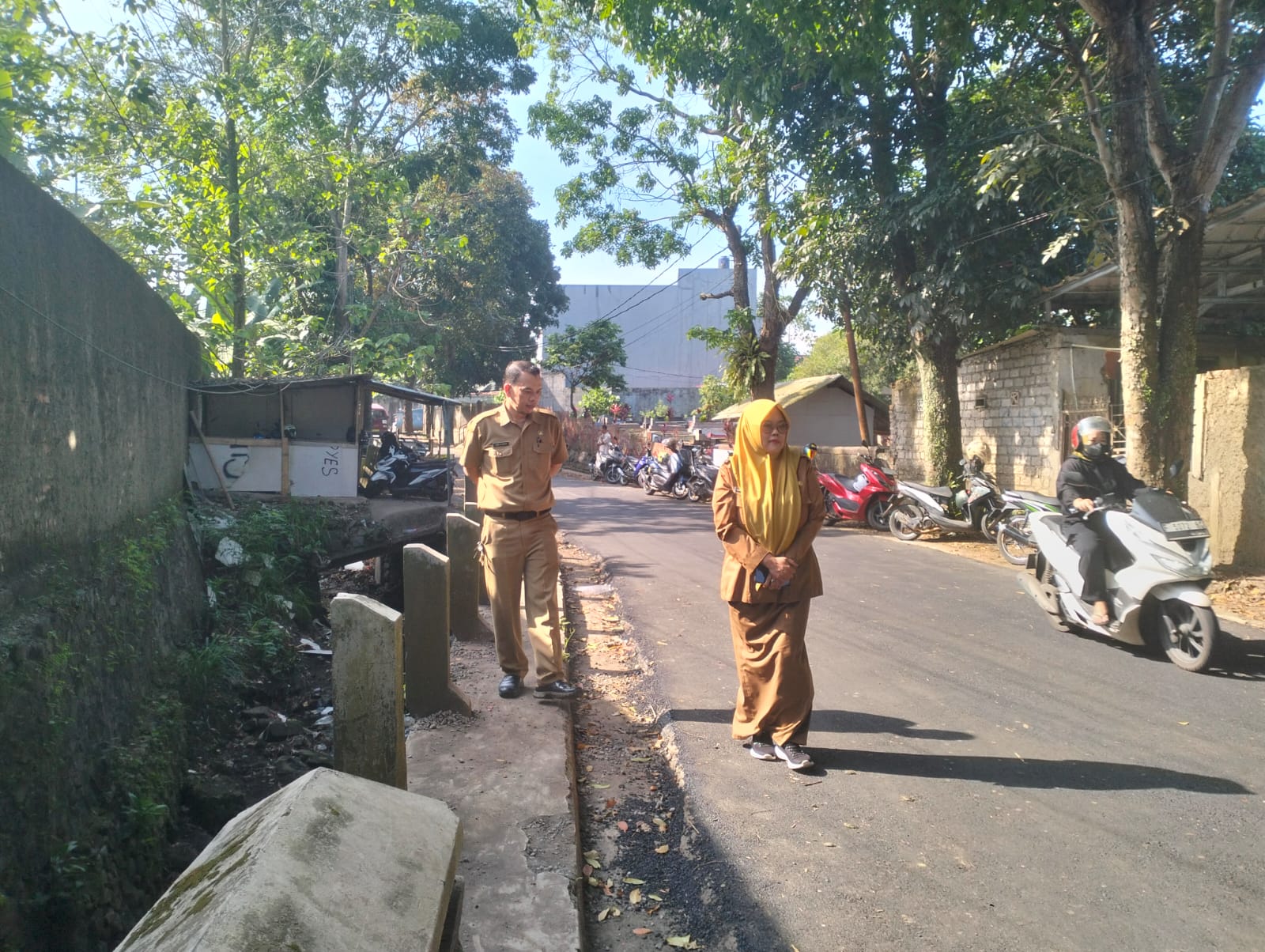 MONITORING: Camat Warudoyong, Sandra Teguh Utama, bersama Sekmat Qori Qornaen Hasan, turun langsung melakukan monitoring lapangan, Senin (16/6/2025).