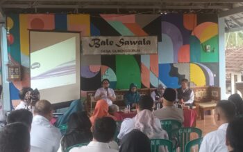 Petugas Dinas Ketahanan Pangan Kabupaten Sukabumi, saat memberikan bimbingan kepada warga di lokasi P2WKSS 2025, tepatnya di Balesawala Desa/Kecamatan Gunungguruh.