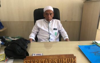 DIWAWANCARAI : Sekretaris MUI Kabupaten Sukabumi, KH. Ujang Hamdun saat diwawancarai Radar Sukabumi.