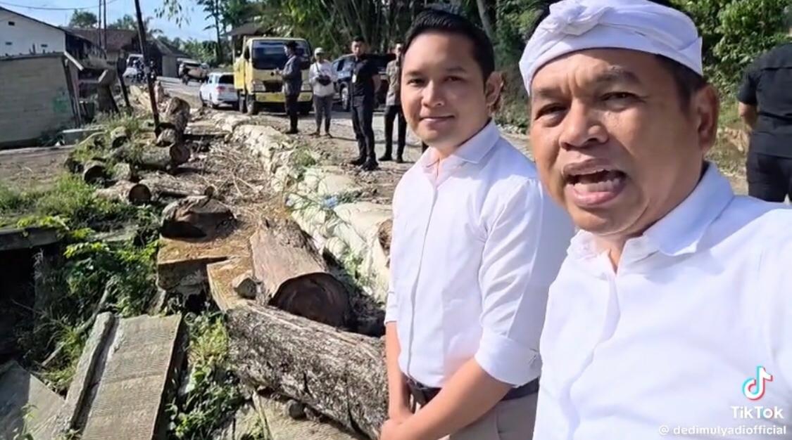 DITINJAU : Gubernur Jabar, Dedi Mulyadi bersama Bupati Cianjur, saat meninjau lokasi jalan provinsi ruas Nyalindung - Sagaranten, tepatnya di Kampung Cisayar, RT 04/R08, Desa Mekarsari, Kecamatan Nyalindung, Kabupaten Sukabumi pada Senin (16/06) pagi.(FOTO : DOKUMENTASI TIKTOK)
