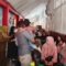MEMBELUDAK: Calon murid baru bersama orang tua mengantre untuk daftar SPMB di SDN Suryakencana Kota Sukabumi. (dok/radarsukabumi)