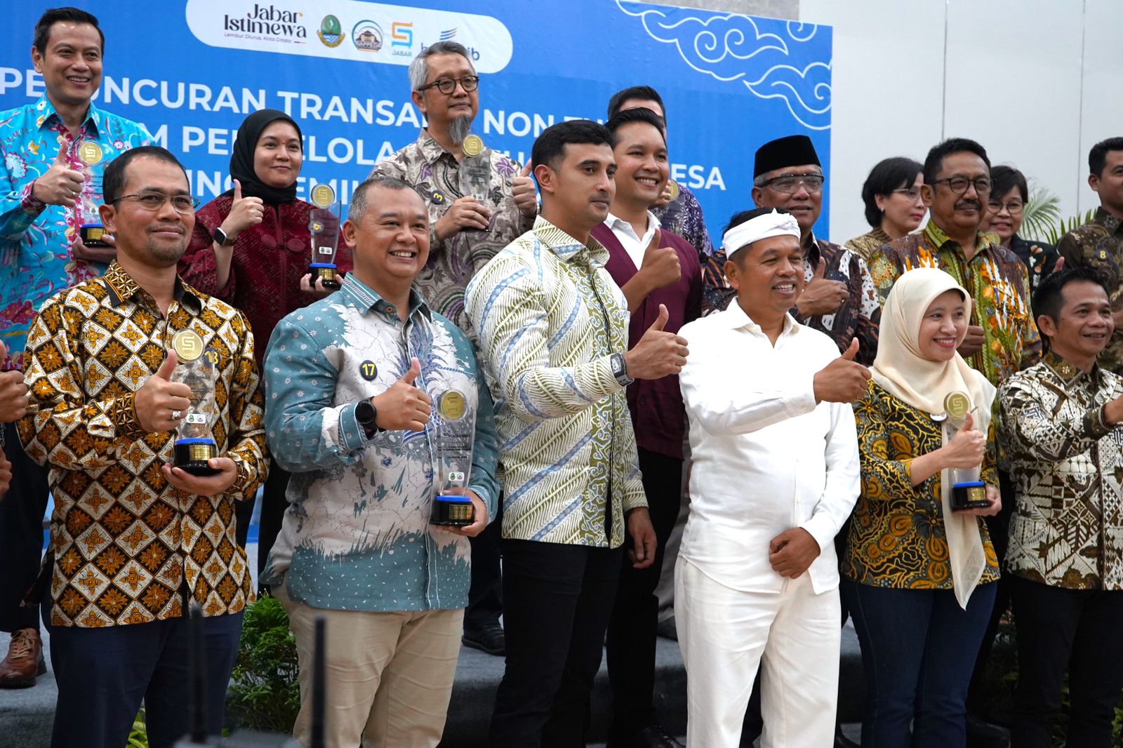 PENGHARGAAN : Administration General Manager PT SCG, Indra saat foto bersama Gubernur Jawa Barat, Dedi Mulyadi dan jajarannya, usai mendapatkan penghargaan Peringkat Pertama Top Partner Award dan Peringkat Kedua kategori Corporate Environmental Stewardship Award dalam Ajang Forum CSR Award 2025