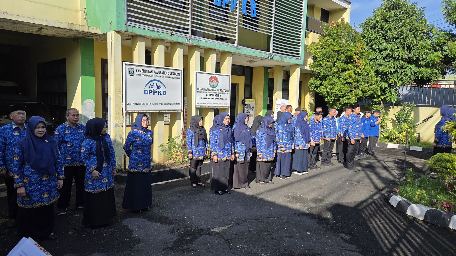 FOTO : DENDI/RADAR SUKABUMI KHIDMAT : Kabid Daltin DPPKB Kabupaten Sukabumi Ani Andriyani, saat memimpin Apel Kesadaran Korps Pegawai Republik Indonesia (KORPRI) pada Selasa (17/06).