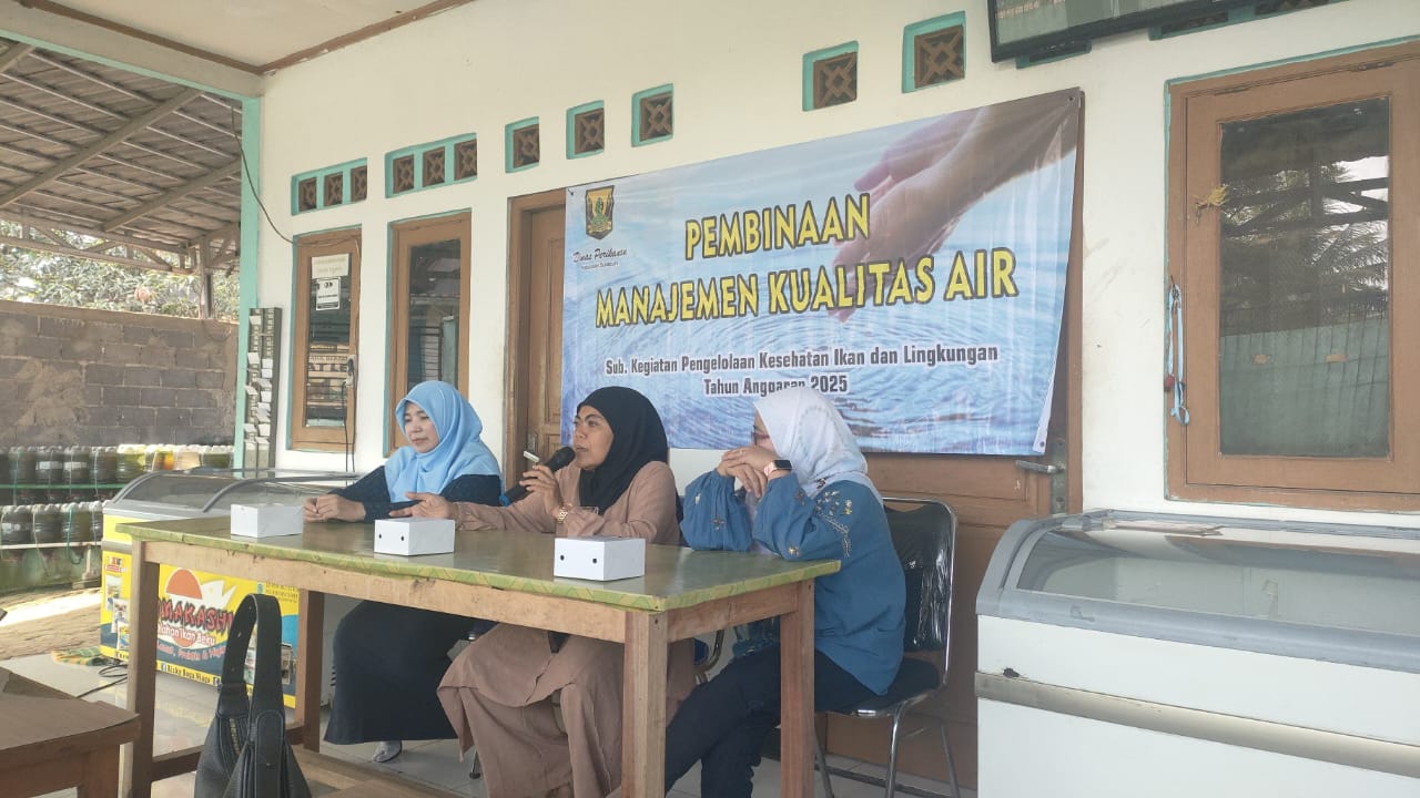 Kepala Dinas Perikanan Kabupaten Sukabumi Nunung Nurhayati saat memberikan pembinaan