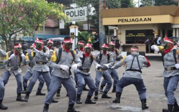 ANTUSIAS: Sebanyak 15 regu Linmas dari 15 kecamatan unjuk kebolehan dalam LKBB yang digelar dalam rangka menyambut Hari Bhayangkara ke-79 di Halaman Mapolres Sukabumi Kota, Selasa (17/6).