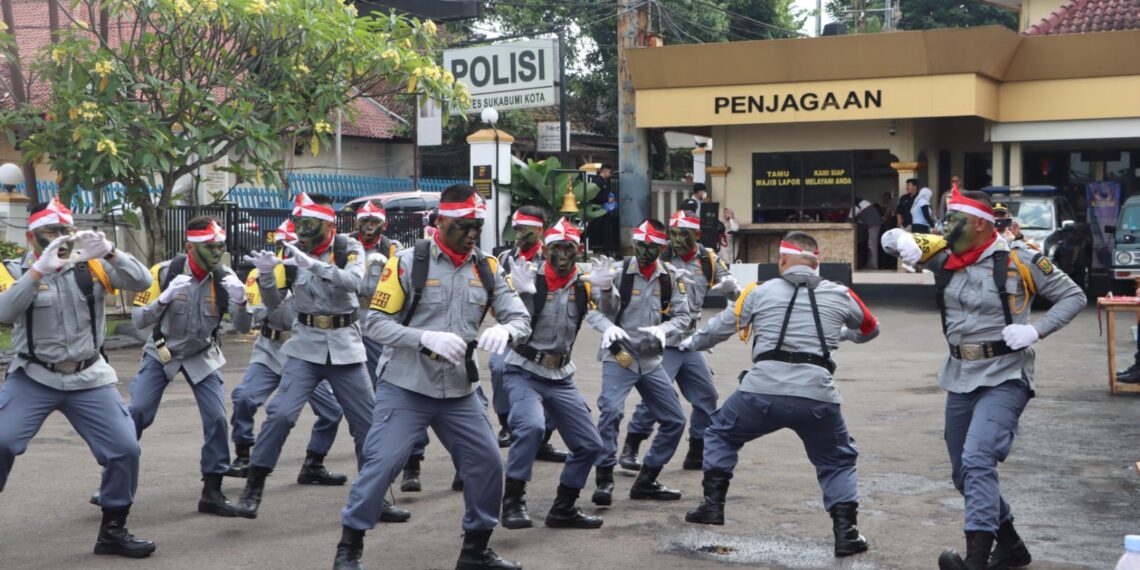 ANTUSIAS: Sebanyak 15 regu Linmas dari 15 kecamatan unjuk kebolehan dalam LKBB yang digelar dalam rangka menyambut Hari Bhayangkara ke-79 di Halaman Mapolres Sukabumi Kota, Selasa (17/6).