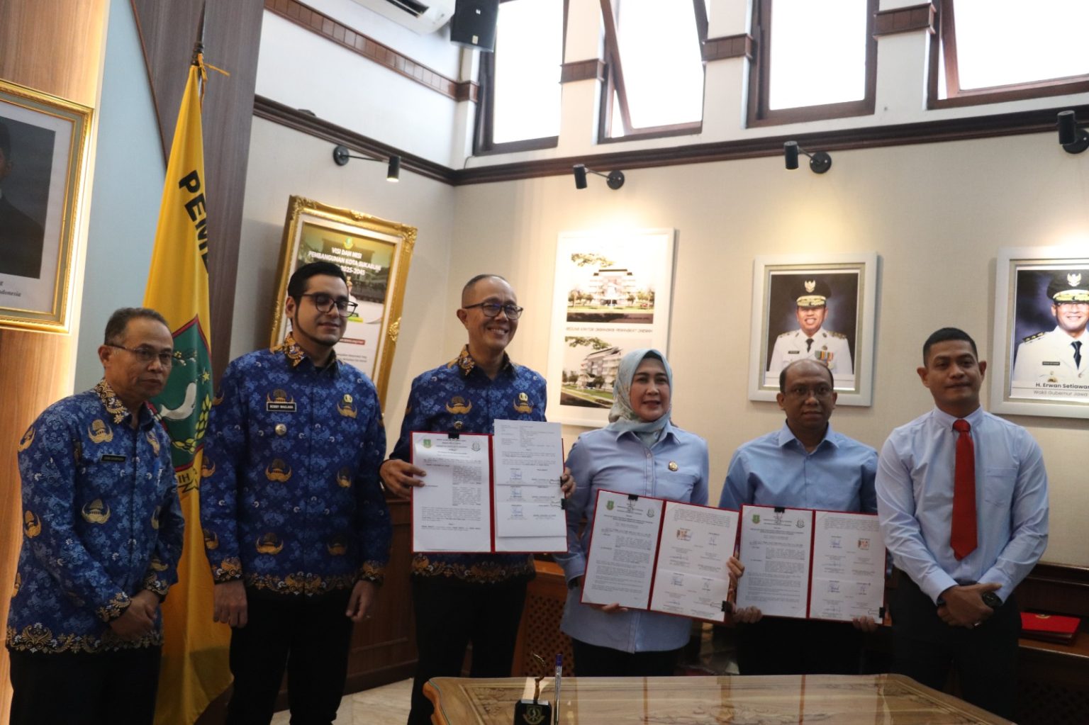 PENANDATANGANAN: Pemerintah Kota Sukabumi bersama Kejaksaan Negeri Kota Sukabumi, memperkuat sinergi penegakan hukum dengan menandatangani MoUbterkait penanganan permasalahan hukum di bidang perdata dan TUN di Balai Kota Sukabumi, Selasa (17/6).